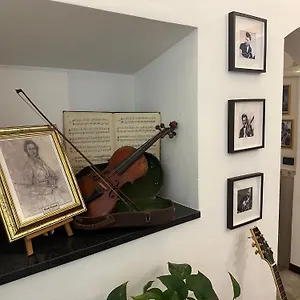 Hotel Red And Blues Music, Genua