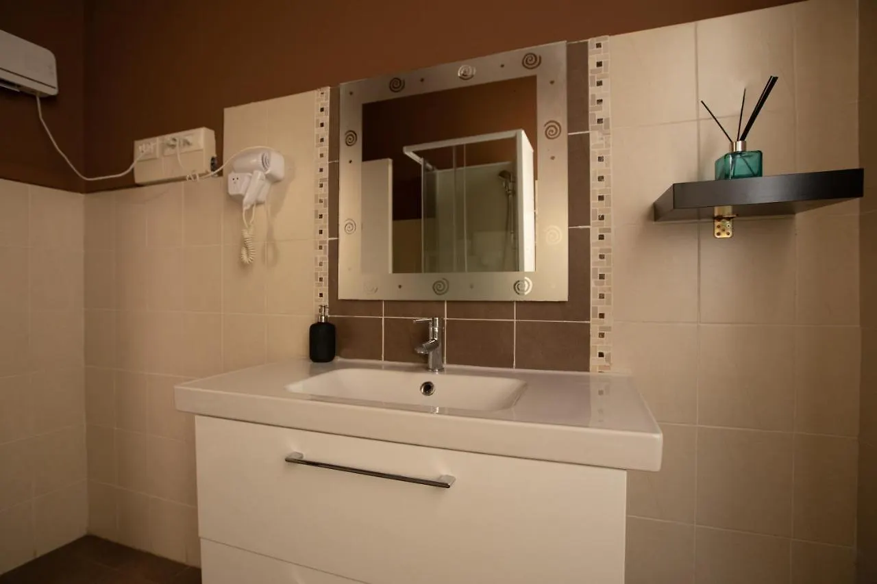 ג'נובה Granello Suite Central 3*,